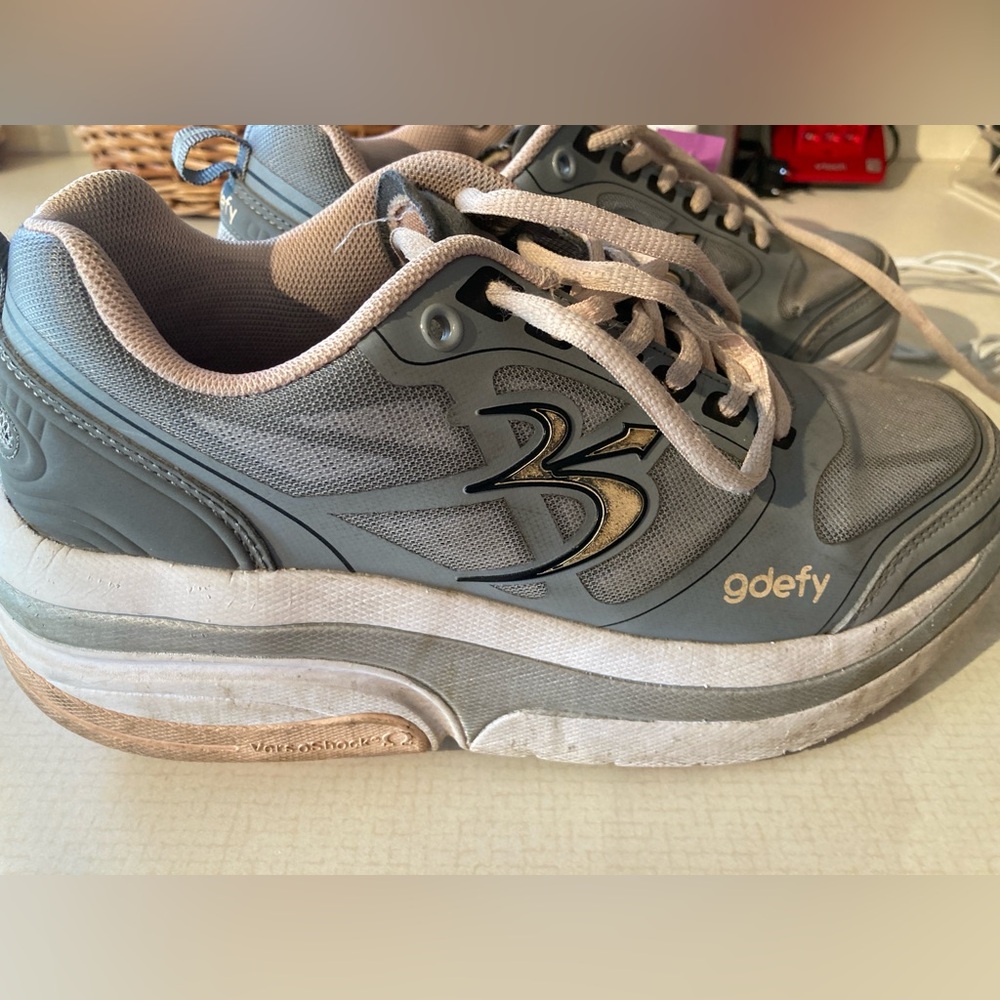 Women’s Used 7 1/2 Gdefy shoes